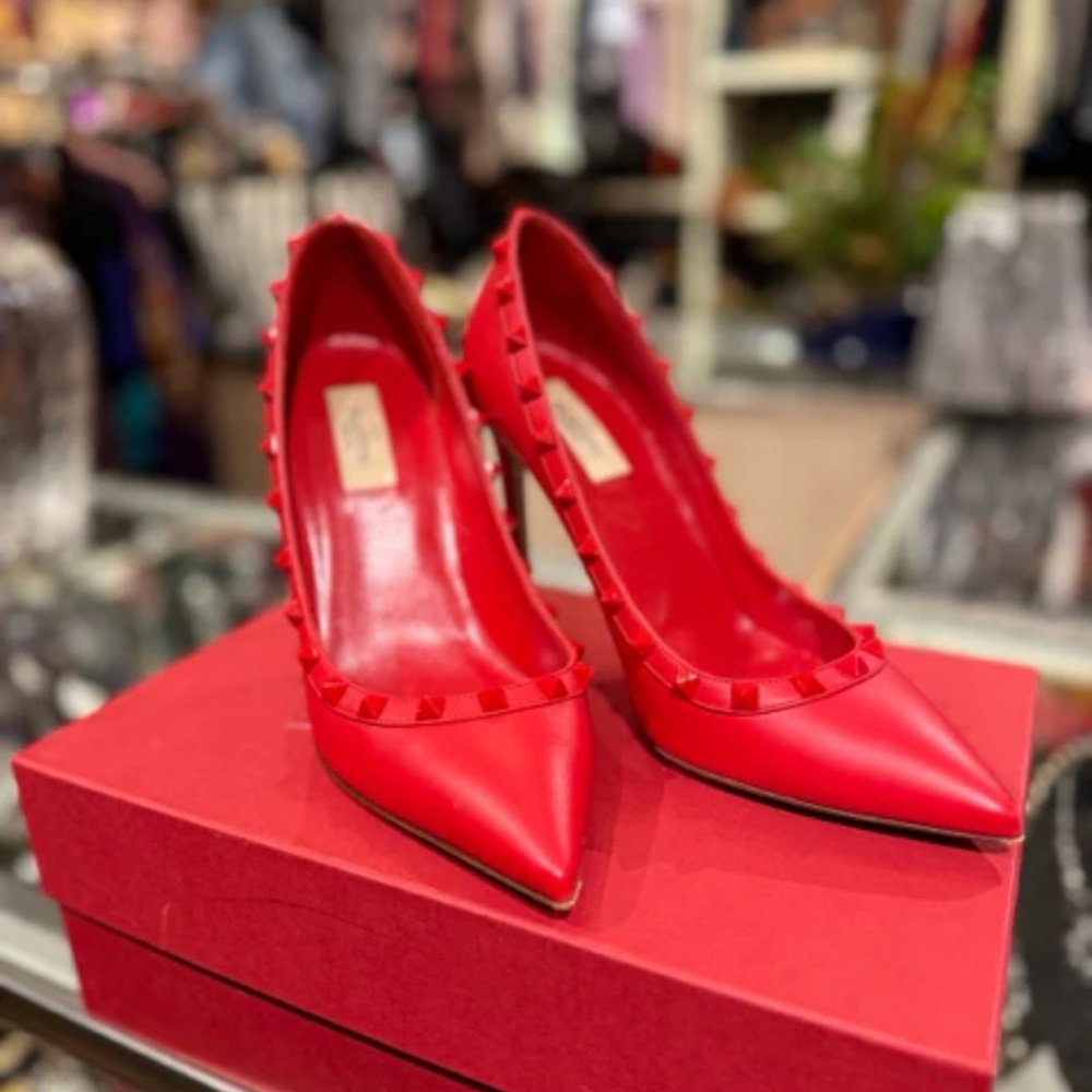 PRE OWNED VALENTINO GARAVANI RED TONAL ROCK STUD PUMP SZ 39 SHOE